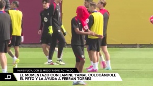 操心的老父亲亚马尔训练前把背心套在头上 弗里克帮其穿上