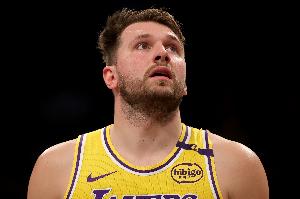 曾令旭：湖人小阵容3分不开真就打谁都困难了 只靠卢卡是不行的