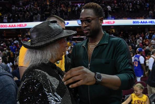 NBA历史最豪横的球迷，花两亿美金看比赛