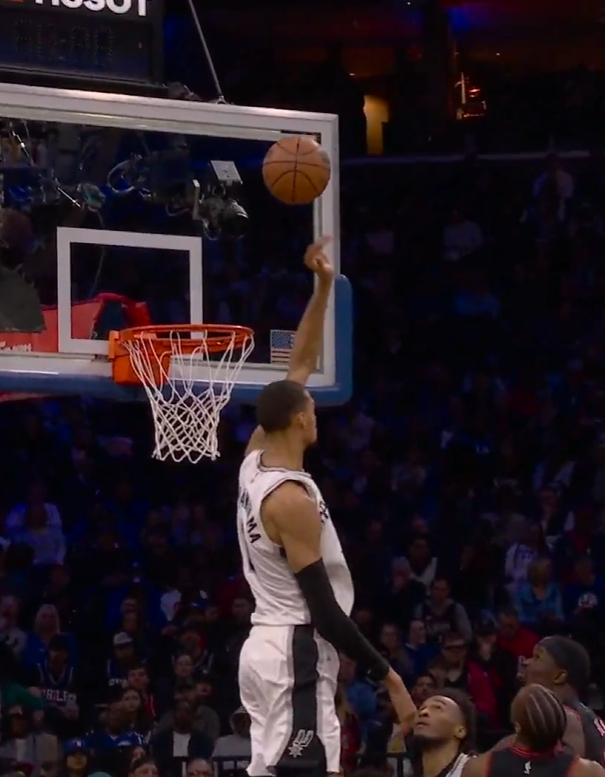 9体育-这都能忍住！文班想盖马克西抛投 但瞬间判断出干扰球 硬生生收手