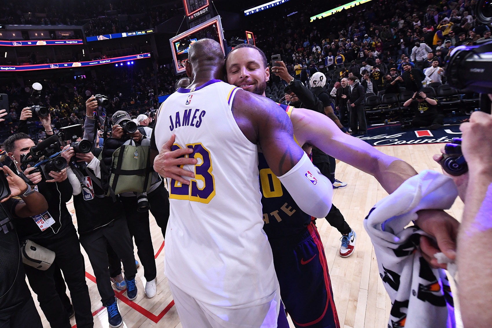 九游体育官网-Spears：休赛期肯定会有强援加入勇士的 无论是字母哥或者詹姆斯