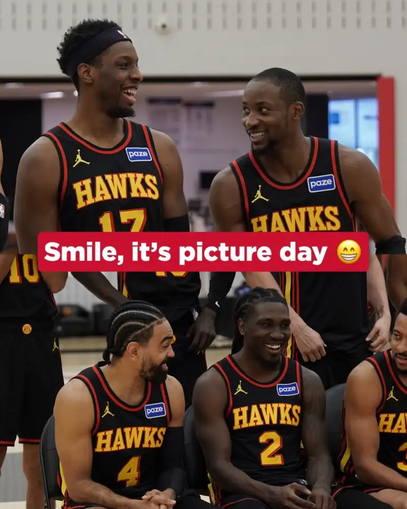 九游体育app-朝气蓬勃的球队！老鹰官方分享全员拍摄全家福的侧拍照